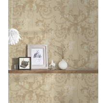 Decoratief behang met bloemmotief in een woonkamer