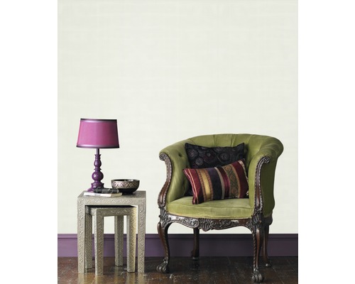 Interieurfoto van een woonkamer met fauteuil, tafel en lamp