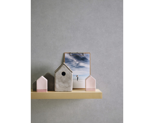 Decoratieve huizen van beton en hout op een houten plank met een klembord met een landschapsafbeelding