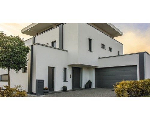 Modern huis met garage, voordeur en bestrate oprit