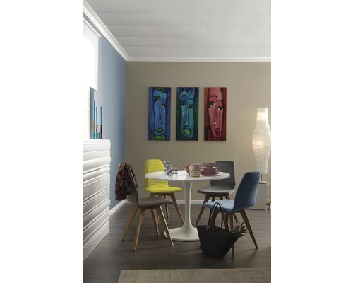 Eetkamer met verlaagd plafond, ronde tafel en stoelen