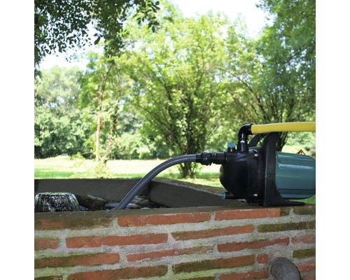 Tuinfontein met gemonteerde tuinwaterpomp voor watercirculatie