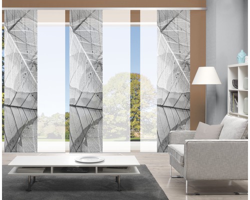 Woonkamer met schuifgordijnen met bladerenpatroon, fauteuil, tafel en rek