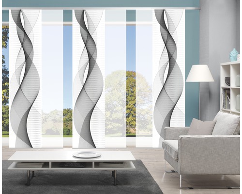 Woonkamer met schuifgordijnen met golfpatroon voor het raam