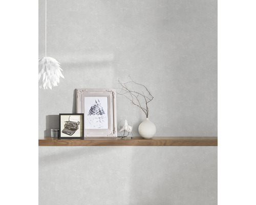 Decoratieve woonomgeving met wandplank, afbeeldingen en lamp