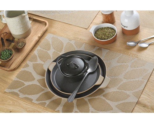 Tafeldecoratie met placemats en servies op een houten tafel