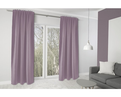Gordijnen voor een raam in een lichte kamer