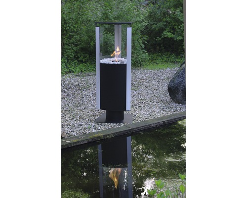 Terrasverwarmer met glazen rand en vlam buitenshuis