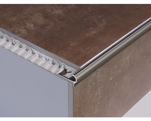 Tegelprofiel van metaal op tegelrand