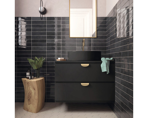 Badkamer met zwart badmeubel, ronde wastafel, rechthoekige spiegel en zwarte glanzende tegels