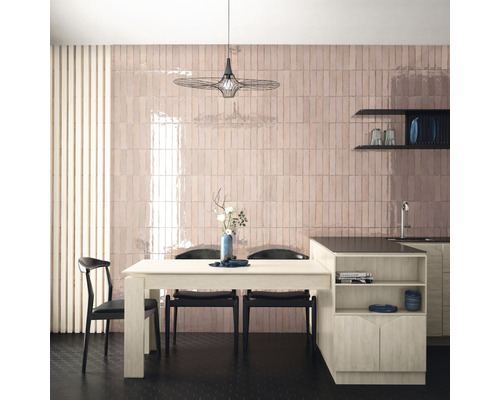 Lichte eethoek met tafel, stoelen, kitchenette en wandtegels