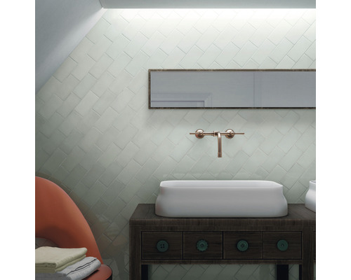 Badkamer met wastafel op houten console, spiegel en wandtegels in visgraatmotief