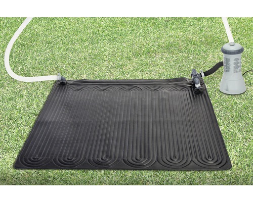 Zonneverwarmingsmat voor zwembaden met filterpomp op gras