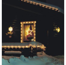 Gevel met kerstverlichting en ster in het raam