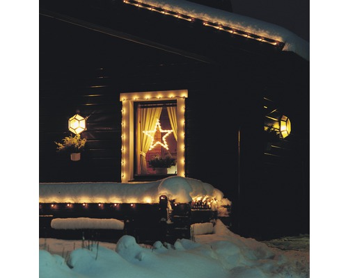 Gevel met kerstverlichting en ster in het raam