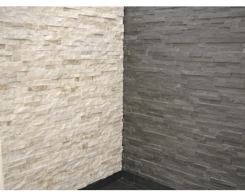 Wanddecoratie met witte en grijze natuursteenstrips