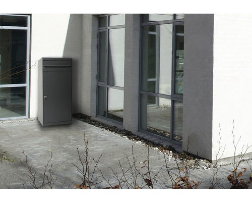 Vrijstaande metalen brievenbus voor een gebouw