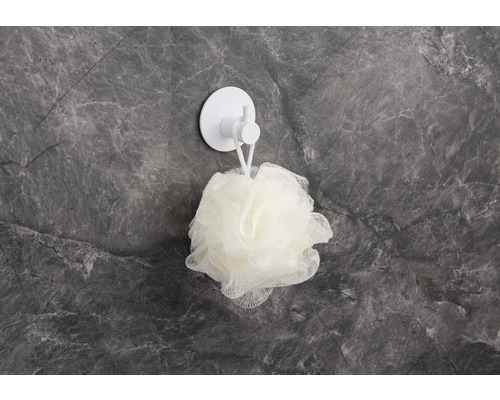 Badkamerscène met badspons aan haak