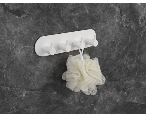 Witte wandhaak met badspons voor opslag in de badkamer