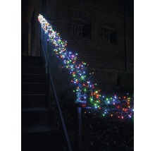 Decoratieve lichtketting kronkelt rond een trapleuning buitenshuis.