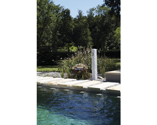 Tuinscene met zwembad, natuurstenen douche en decoratieve elementen