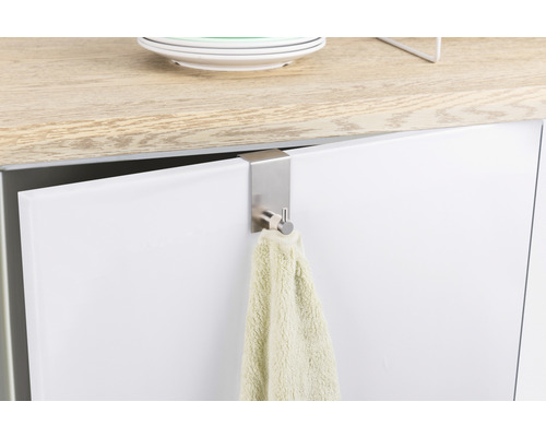 Metalen handdoekhouder aan een kastdeur met handdoek