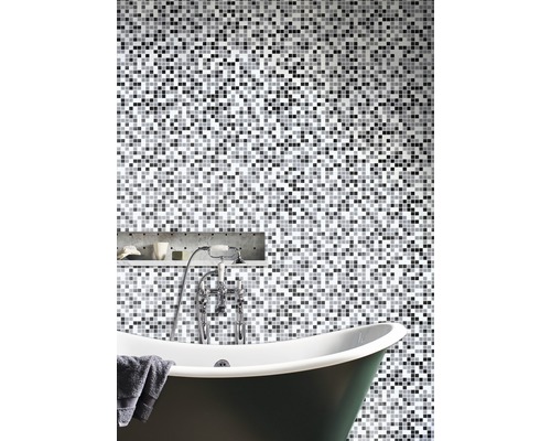 Badkamer met mozaïekmuur, bad en kraan
