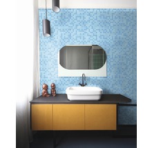 Badkamer met blauw mozaïek, wastafel met onderkast, spiegel en verlichting
