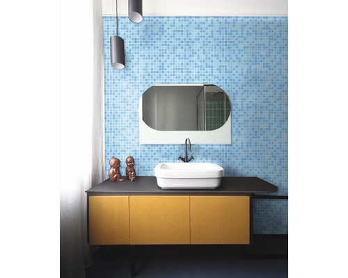 Badkamer met blauw mozaïek, wastafel met onderkast, spiegel en verlichting