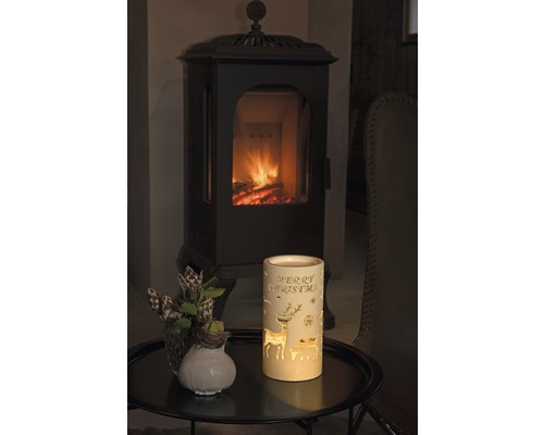 Decoratieve lantaarn met de tekst Merry Christmas, hertmotieven en een open haard op de achtergrond.