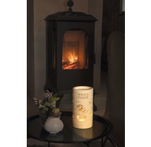 Decoratieve sfeer met kachel en ledverlichting op tafel