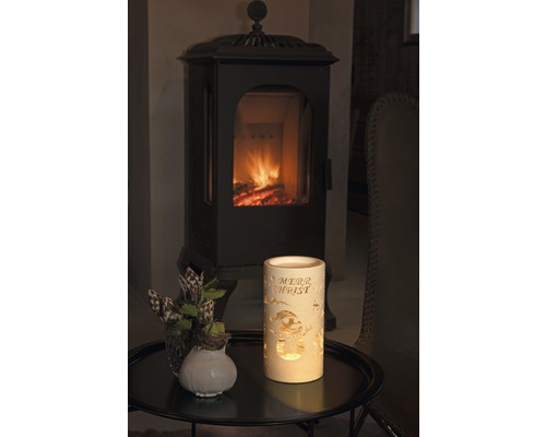 Decoratieve sfeer met kachel en ledverlichting op tafel