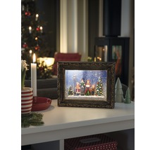 Decoratief kerstkozijn met verlicht winterlandschap op tafel