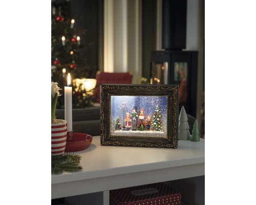Decoratief kerstkozijn met verlicht winterlandschap op tafel