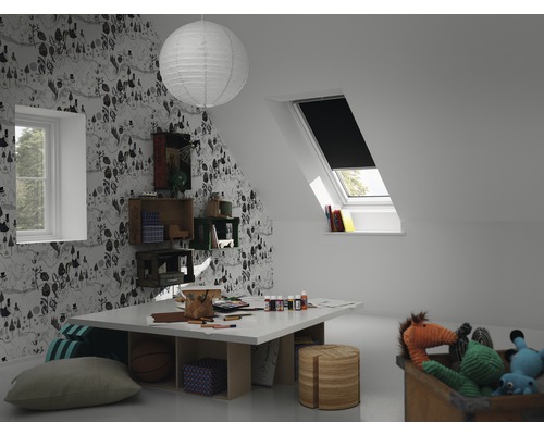 Lichte kinderkamer met dakraam, verduisteringsgordijn, tafel, stoelen en speelgoed