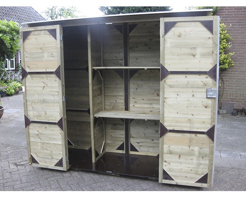 Open houten gereedschapsschuur met planken