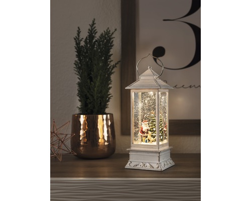 Decoratieve sneeuwbollantaarn met kerstman, kerstboom en kunstsneeuw