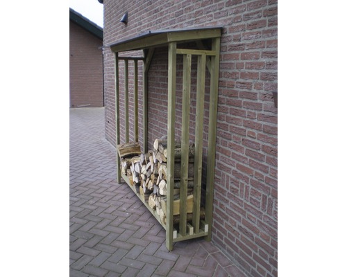 Houten houtopslag met dak, gevuld met brandhout, tegen een bakstenen muur.
