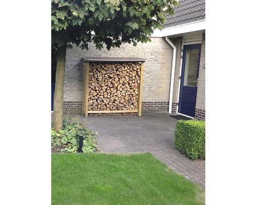 Houtopslag met hout in de tuin
