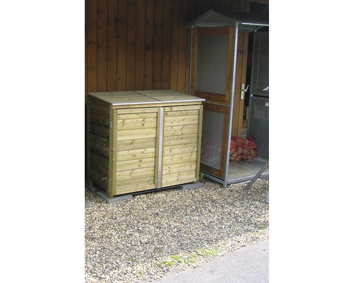 Houten afvalbakombouw en gereedschapskast buitenshuis