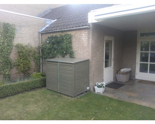 Tuinscene met houten opbergbox op gazon