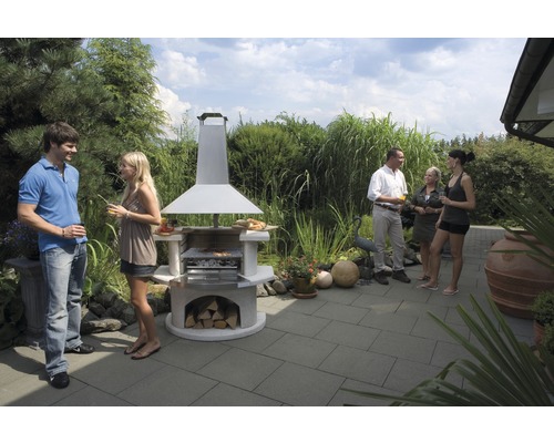 Scene met stenen barbecue en meerdere personen in de tuin