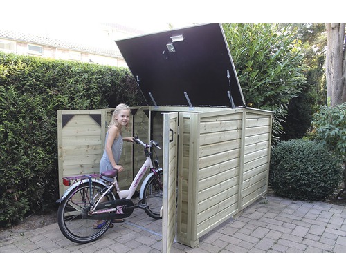 Houten fietsbox met open deksel en deur met een fiets en een kind ervoor