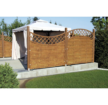 Houten schutting met latwerkpatroon en tuinpaviljoen