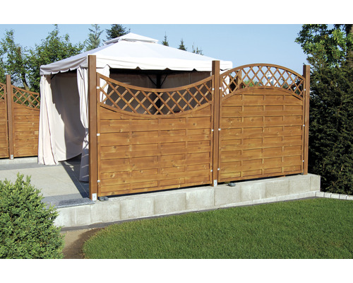 Houten schutting met latwerkpatroon en tuinpaviljoen