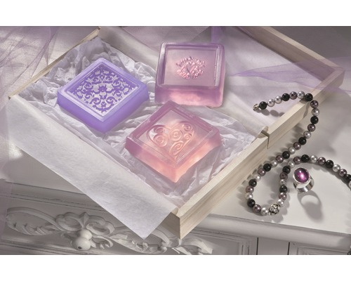 Drie stukken zeep met patroon in een houten doos