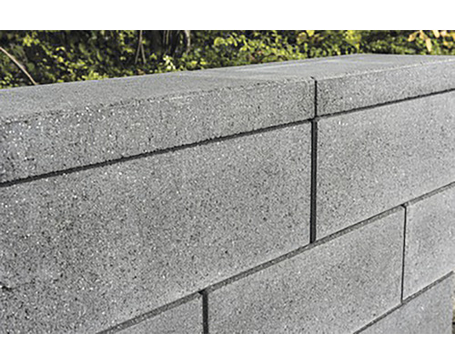 Muur van betonstenen in de tuin