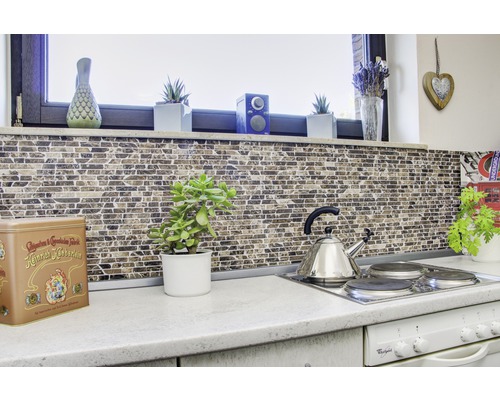 Keukenscène met mozaïektegels en decoratieve objecten op het aanrecht