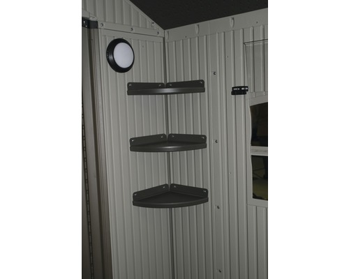 Binnenaanzicht van een tuinhuis met hoekplank en verlichting