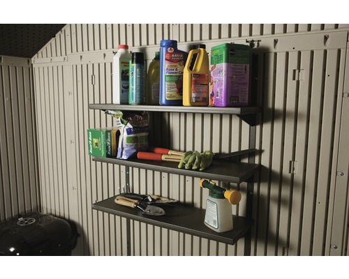 Rekken met tuingereedschap aan de wand van een tuinhuis